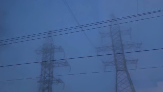 Упавший провод ЛЭП прожег капот автомобиля в Самаре