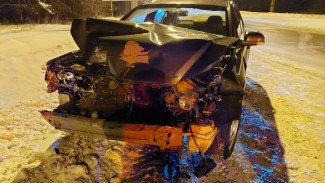 В Тольятти иномарка врезалась в грузовик с полуприцепом
