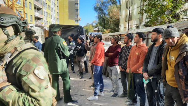 Появились кадры массового задержания бывших мигрантов ОМОНом на стройке в Самаре