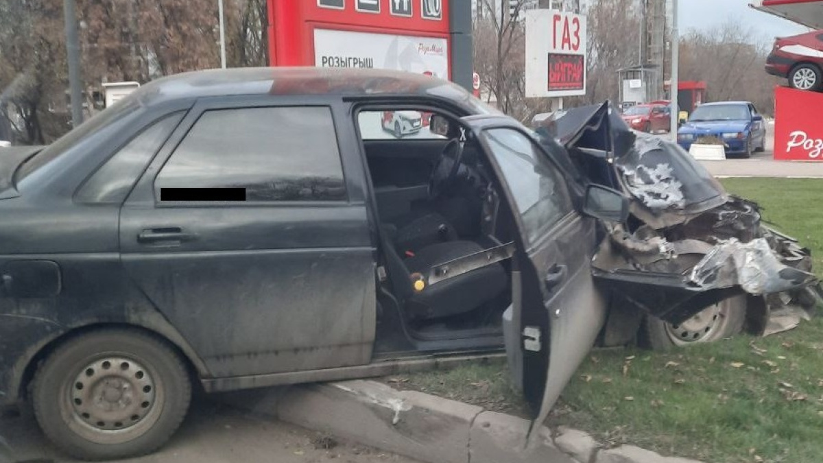 В Самаре на улице Советской Армии автомобиль въехал в АЗС – Новости Самары  и Самарской области – ГТРК Самара