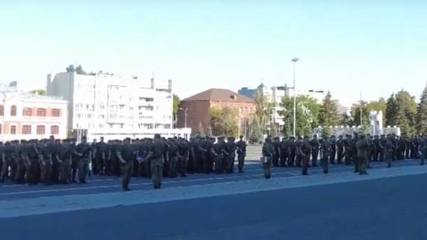 На площадь Куйбышева в Самаре пришли военные с автоматами