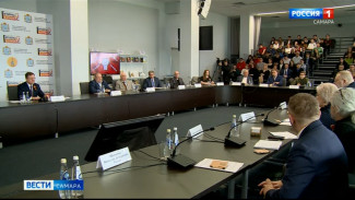 В круглом столе форума «Гитары в строю» приняли участие отечественные и зарубежные политологи, общественники и деятели культуры 