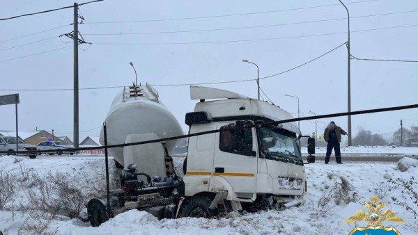 В Похвистневском районе Самарской области грузовик вылетел с трассы