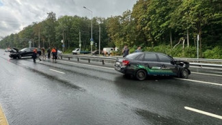 В Самаре «Гранту» расплющило о дорожное ограждение в Кировском районе