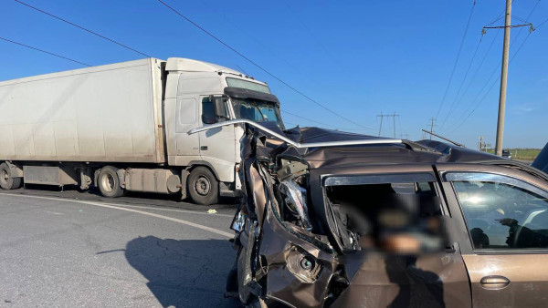 Появились кадры самарского ДТП с тремя погибшими в раздавленной LADA Largus