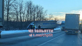 В Самарской области фуру вынесло в кювет