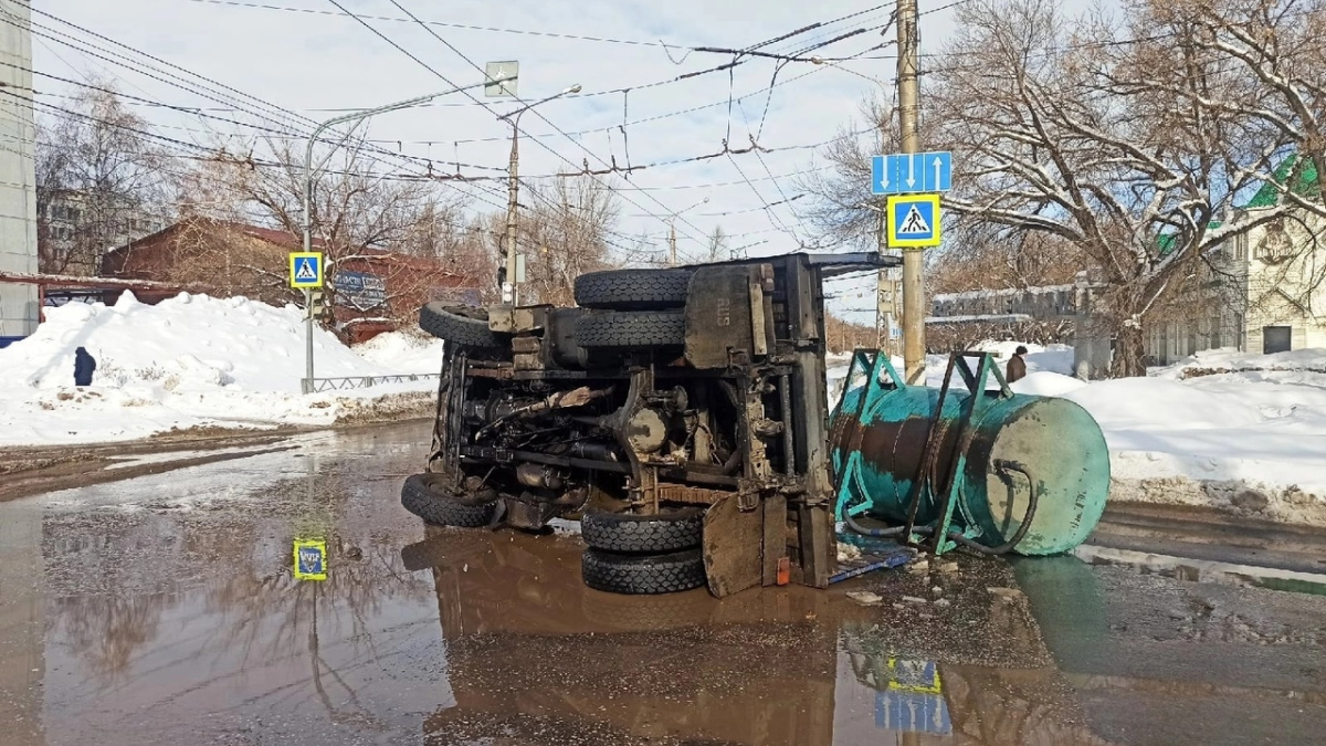 Разлилось по дороге и воняло»: в Тольятти перевернулась ассенизаторская  машина – Новости Самары и Самарской области – ГТРК Самара