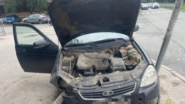 В Самаре "Приора" после столкновения с "Chevrolet" снесла дорожный знак в знак