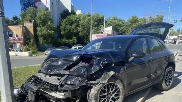 В Самаре произошло ДТП с участием элитной иномарки 