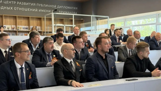  Губернатор Вячеслав Федорищев встретился с выпускниками второго потока проекта «Школа героев» 