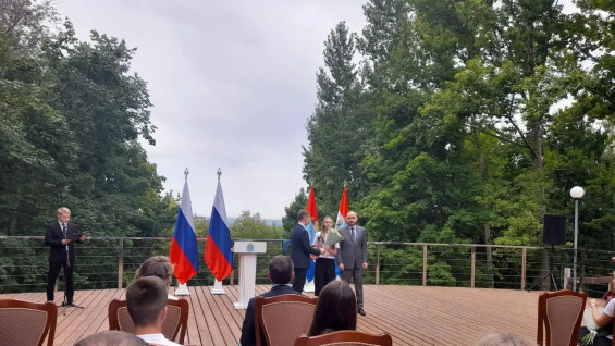 Губернатор Вячеслав Федорищев вручил паспорта юным гражданам России в преддверии Дня государственного флага 