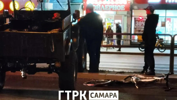 В центре Самары ретро-автомобиль столкнулся с велосипедистом на перекрёстке