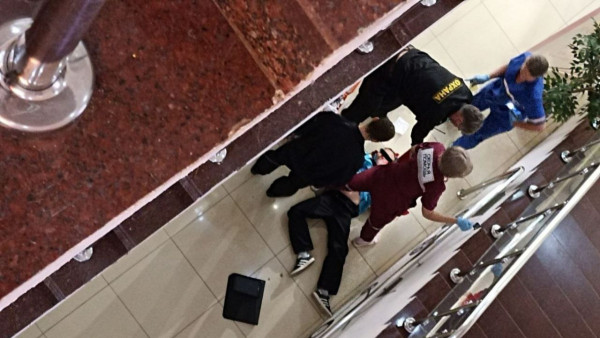СК: 13-летний мальчик умер после падения с лестницы в ТЦ Тольятти