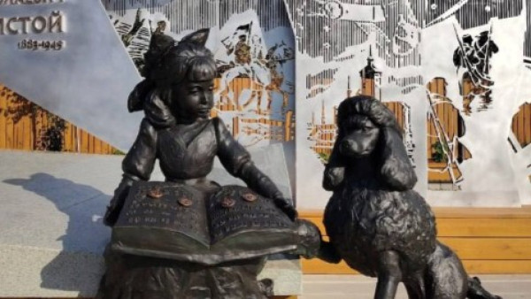 Мальвина с "говорящей" азбукой вернулась в Литературный сквер Самары