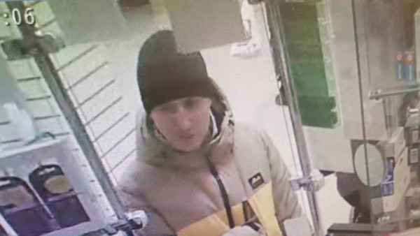 В Самарской области мошенник в бежевой куртке снял 11000 рублей с чужой карты