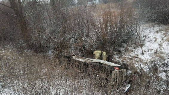 Первые жертвы снегопада: в Самарской области машина слетела с трассы в кювет
