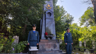 В Самаре почтили память пожарных, погибших при пожаре на Куйбышевской нефтебазе 78 лет назад