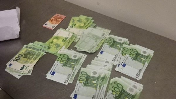 Через самарский «Курумоч» пытались незаконно провезти более 60 тысяч евро