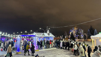 В Самаре на каток площади Славы выстроилась огромная очередь