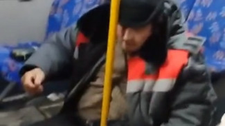 Мертвецки устал: самарский кондуктор не смог стоять на ногах в конце рабочего дня