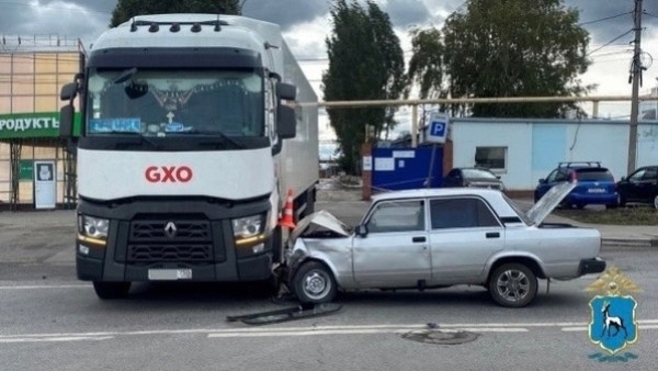 В Самаре пострадали два человека в столкновении Лады и фуры