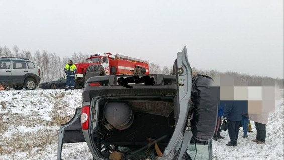 13 декабря в Самарской области Lada Niva слетела в кювет и перевернулась 
