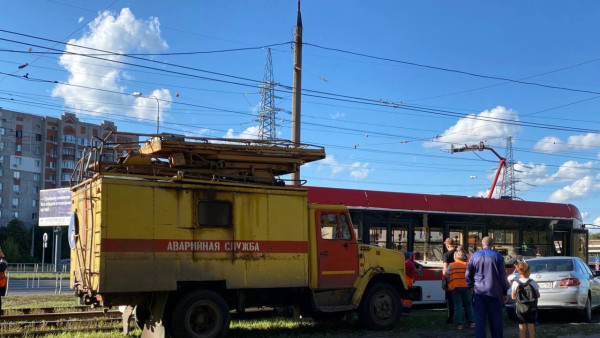 В Самаре обрыв контактной сети на Демократической парализовал движение трамваев