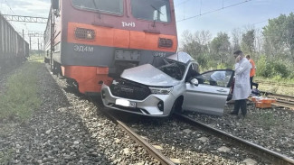 В Самарской области погибла пассажирка при столкновении электрички с автомобилем Haval