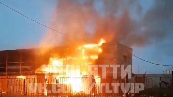 «Там всё взорвалось»: в Тольятти пожар уничтожил три автомобиля 