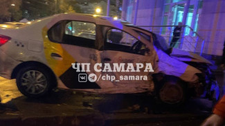 В Самаре такси с тремя пассажирами попало в жёсткое ДТП