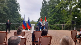 Губернатор Вячеслав Федорищев вручил паспорта юным гражданам России в преддверии Дня государственного флага 
