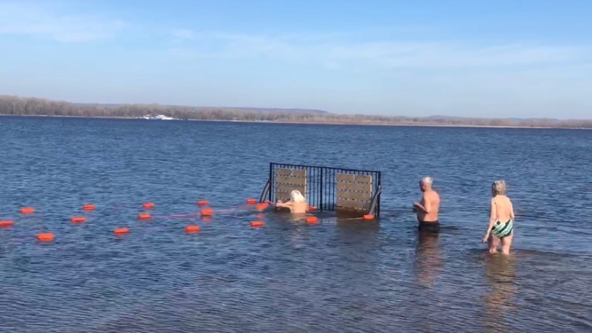 Видео: голые самарцы 1 апреля устроили массовый заплыв в ледяной Волге –  Новости Самары и Самарской области – ГТРК Самара