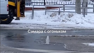 В Самаре Московское шоссе ушло под воду у рынка «Караван»