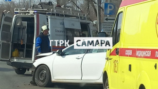 Toyota разбилась об столб у больницы Ерошевского и заблокировала Ново-Садовую