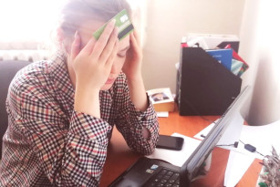 Жительница Самары рассказала, как с ее карты буквально у нее на глазах начали списывать деньги