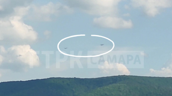 Два летательных аппарата на малой высоте бесшумно двигаются в сторону Самары над Волгой