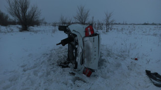 В Самарской области LADA Granta съехала в кювет и перевернулась