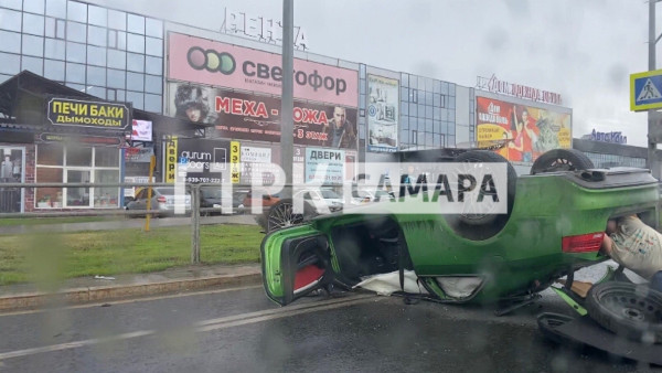 Появилось видео с места аварии с «перевертышом» на Московском шоссе в Самаре 