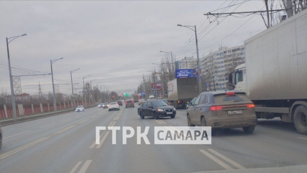 В Самаре машина неожиданно начала ехать по встречной полосе на Московском шоссе