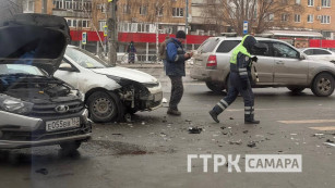 Появились кадры ДТП на пересечении проспекта Ленина и улицы Челюскинцев в Самаре