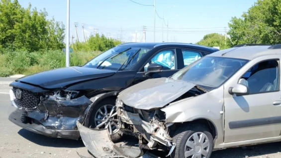 В Самарской области столкнулись Mazda и Lada Largus 20 июля