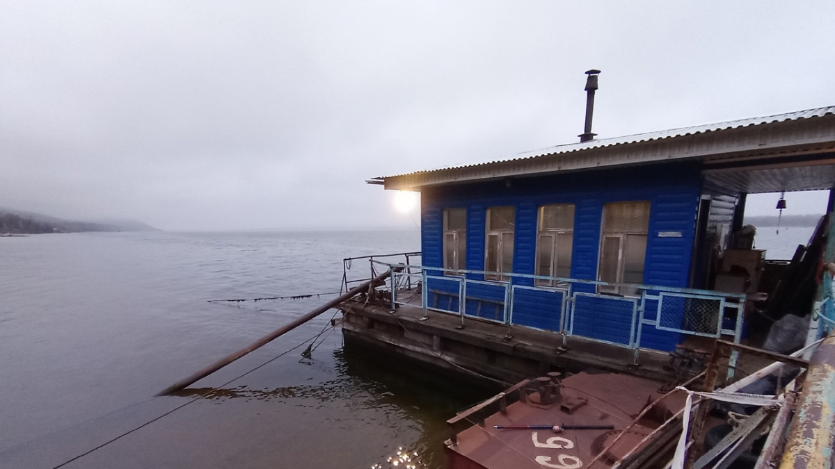 Переправа на Проран Самара. Паромная переправа на Октябрьском спуске Самара фото.