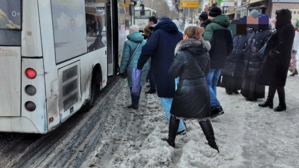 «Жижа и каша!»: В Самаре пассажиры увязли на популярной автобусной остановке