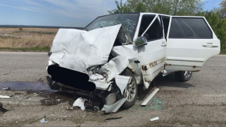 ВАЗовская легковушка разбила капот об иномарку на трассе в Самарской области