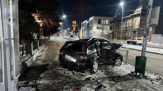 В центре Самары ночное столкновение на перекрестке закончилось госпитализацией четырех человек