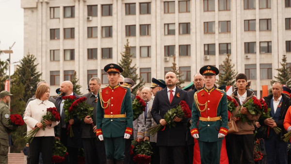 Самарцы в День Победы возложили цветы к вечному огню на площади Славы