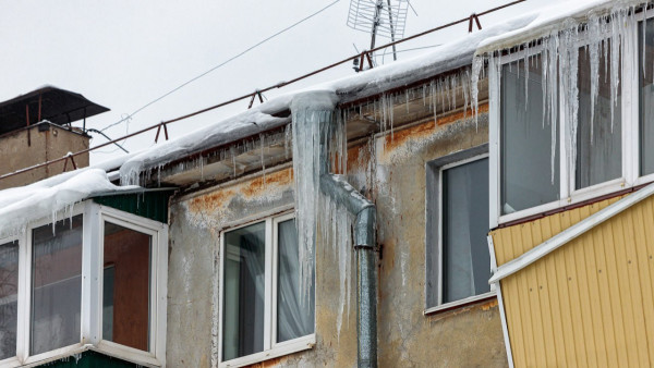 Появились кадры с места схода наледи на мужчину с высотки в Самаре