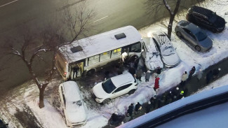 В Самаре пассажирский автобус врезался в припаркованные авто