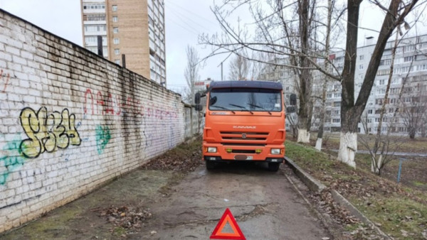 Под Самарой водитель КамАЗа задавил 75-летнюю женщину, сдавая назад