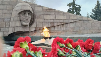 В Самаре возложили цветы к Вечному огню в честь годовщины Курской битвы